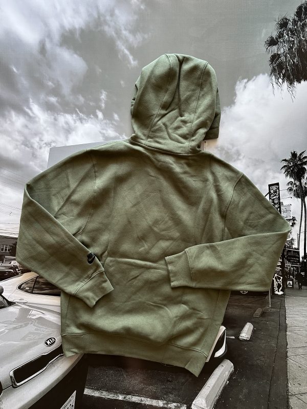 NIKE Club Fleece Graphic Pullover Hoodie 'Medium Olive' - Imagen 2