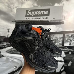 NIKE Zoom Vomero 5