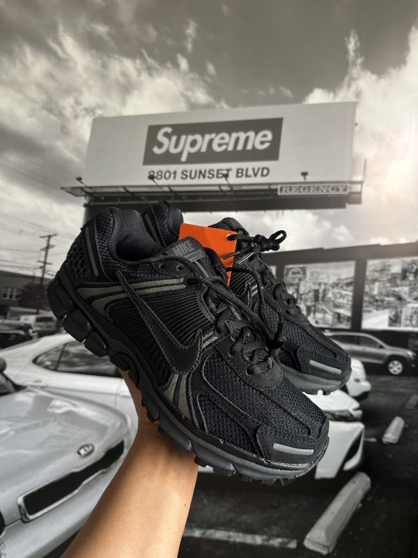 NIKE Zoom Vomero 5