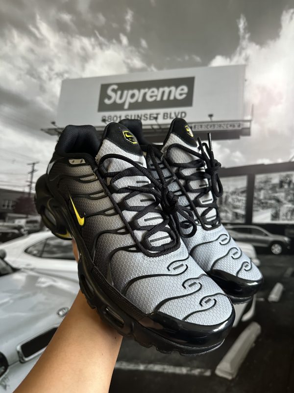 NIKE Air Max Plus Black Opti Yellow - Imagen 3