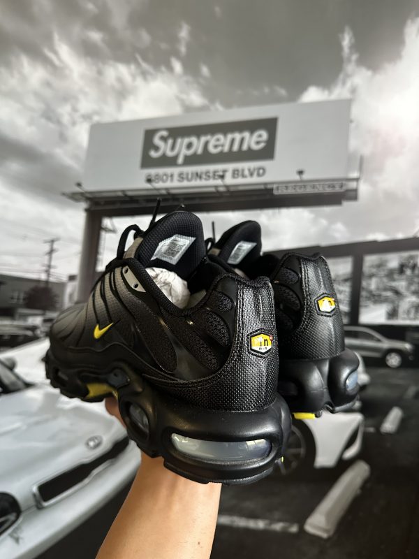 NIKE Air Max Plus Black Opti Yellow - Imagen 2