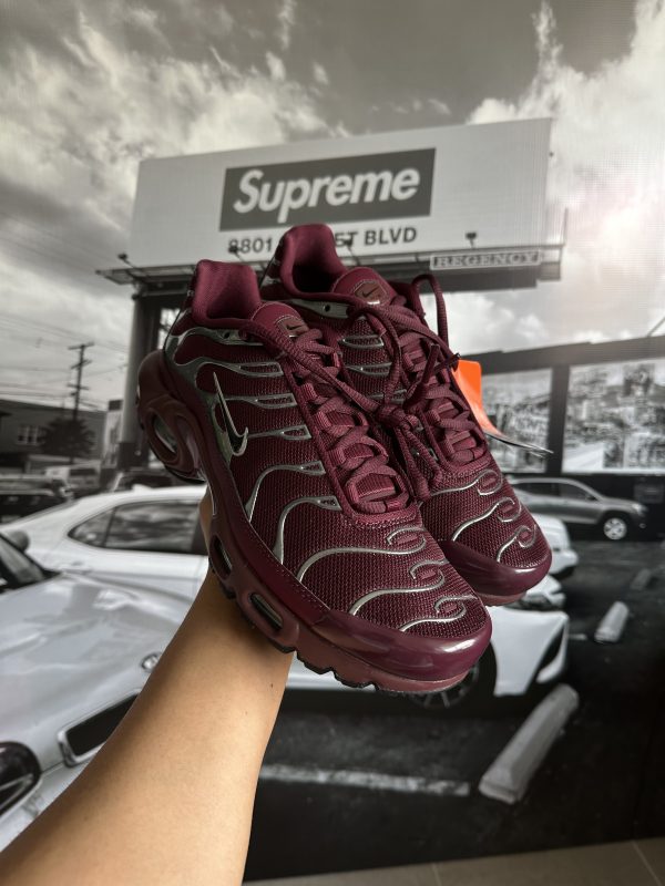 NIKE Air Max Plus SE 'Night Maroon Chrome Silver' MUJER - Imagen 2