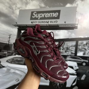NIKE Air Max Plus SE 'Night Maroon Chrome Silver' MUJER