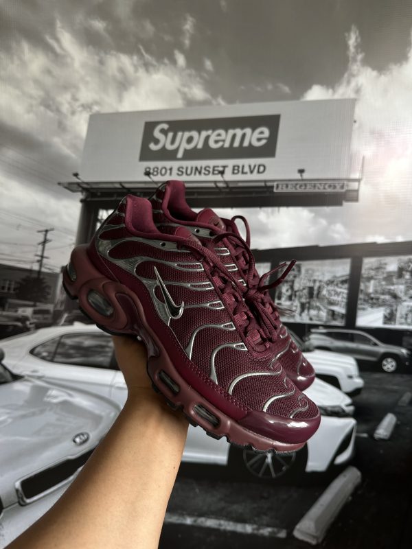 NIKE Air Max Plus SE 'Night Maroon Chrome Silver' MUJER