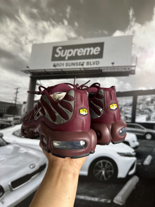 NIKE Air Max Plus SE 'Night Maroon Chrome Silver' MUJER - Imagen 3