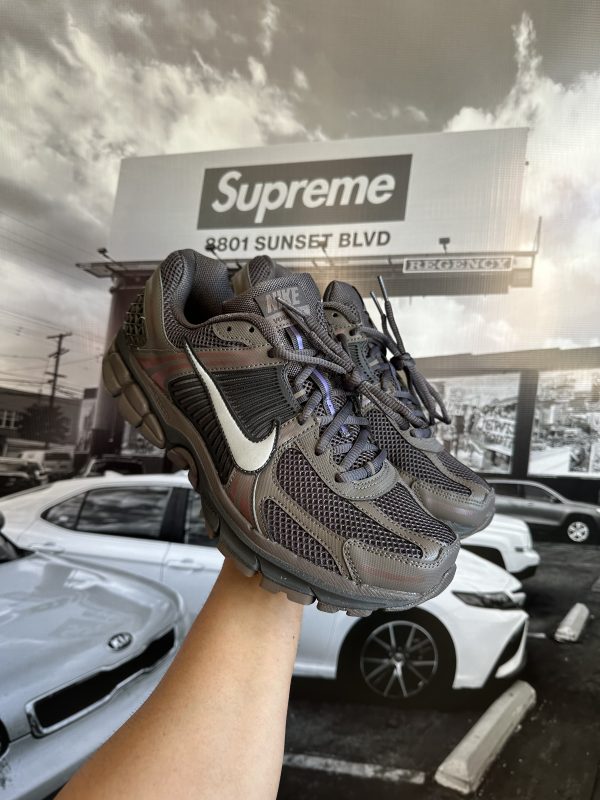 NIKE Zoom Vomero 5 Cave Stone - Imagen 2