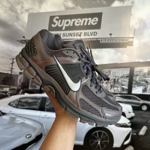 NIKE Zoom Vomero 5 Cave Stone