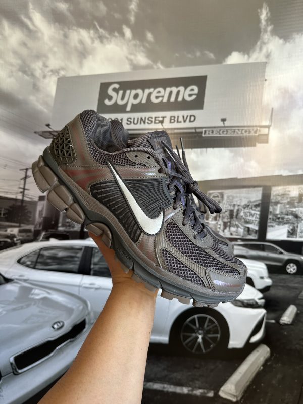 NIKE Zoom Vomero 5 Cave Stone