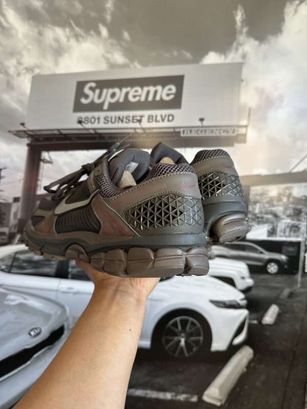 NIKE Zoom Vomero 5 Cave Stone - Imagen 3